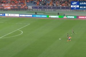 赵博弃门到前场争头球失败，卡扎反击打空门上演帽子戏法！