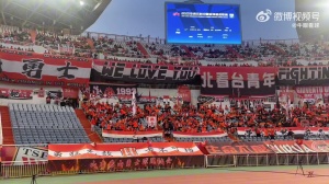 噤声抗议赛前报首发名单时，球场里的泰山球迷集体沉默