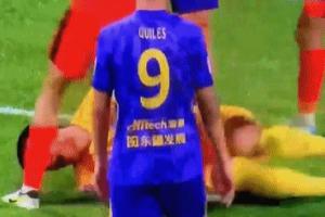 挑衅动作？津门虎外援基莱斯疑似往玉昆门将马镇脸上扔草