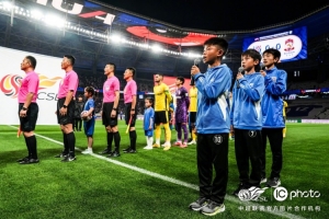 中超第12轮对阵西海岸赛前，申花梯队三名队员担任现场国歌领唱人