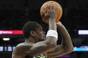 手感不佳！兰德尔上半场14投5中&三分6中1 得到13分2板3助