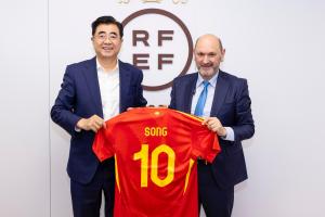 加强合作！足协主席宋凯造访西班牙，与西足协主席卢桑合影留念