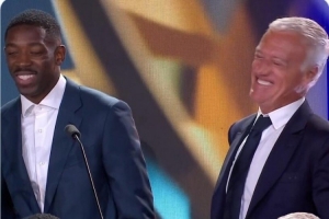 德尚和登贝莱开玩笑，答应会安排后者踢左路