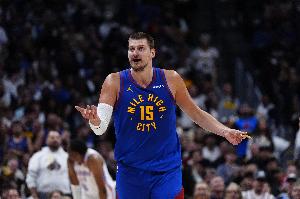 低效！约基奇命中神奇压哨三分 但半场9投仅2中拿到11分6板3断