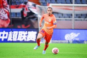 黄政宇俱乐部各项职业赛事出场200场，其中为泰山出战68次