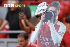 嘲讽拉满！利物浦小球迷手举“厄德高拍照”纸牌：冠军笑一个！