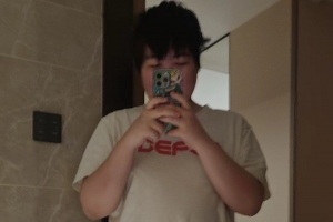 不是 哥们Crisp赛后晒369玩手机照片 画面实在太辣眼