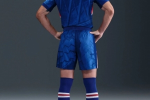 切尔西新球衣泄露：采用传统蓝色设计，配有不规则图形和图案印花