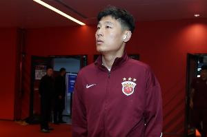 武磊亮相“明日之星杯”抽签仪式：希望孩子们能珍惜这样的平台