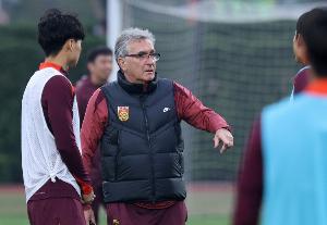 东体：国足24日在上海集中，然后于浦东足球场外场展开正式备战