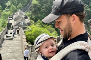 国安外援古加妻子更新社媒，晒一家人游长城照&古加化身超级奶爸