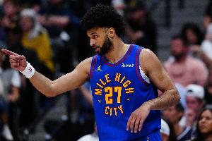 效率一般！穆雷27投10中得28分4板3助1帽 出现了4次失误