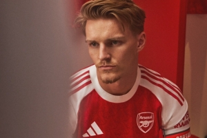 忧郁的眼神厄德高社媒晒新赛季球衣照：很自豪穿上它♥️