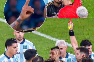 37岁比达尔解放者杯对球迷比划两个手指，10分钟内吃到两黄被罚下