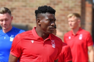 森林后卫埃纳：希望阿沃尼伊一切顺利；不理解明显越位不举旗