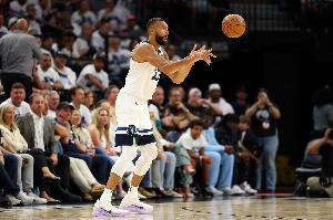 戈贝尔谈表现：专注于当下 攻防两端保持专注为队友奠定基调