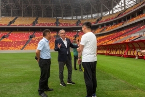 渝媒：伊万考察龙兴足球场，赞球场漂亮&满意重庆世预赛筹备工作