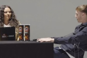 帕尔默测谎仪前坦白趣事：手卡在薯片罐里、度假时在游泳池呕吐过