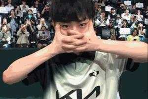 Showmaker两局狂砍10-0-27，赛后对镜头做出哲凯赖什捂脸动作