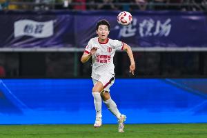 津媒：元敏诚将韩鹏飞按在板凳上，不知伊万是否可将其招入国足