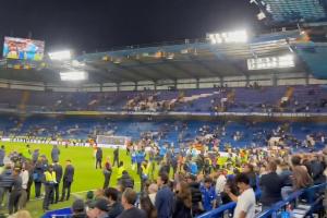 对阵曼联赛后很多切尔西球迷直接离开球场，没有等待球队谢场