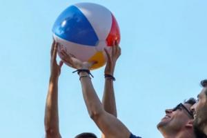 嘲讽维尼修斯巴萨夺冠游行庆祝，巴萨球员举着沙滩球