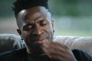 维尼修斯回忆出身落泪：我离开巴西，在那要么成罪犯要么必须努力