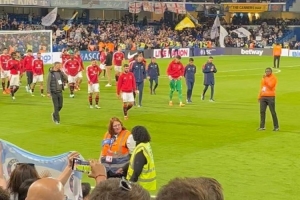 队友情！曼联客战切尔西赛后，林德洛夫找到桑乔拥抱