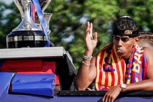 春风得意少年时！亚马尔社媒晒冠军游行照片：永恒的巴萨