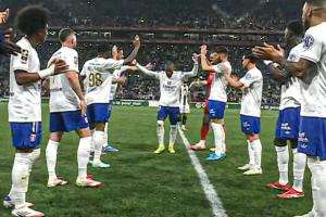 里昂传奇！拉卡泽特告别战双响后被换下，享受列队致敬