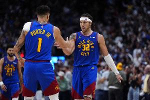 还是累垮了！掘金29天打了14场比赛 七人轮换&两大首发前锋受伤