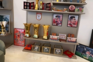 前泰山外援莫伊塞斯社媒晒家中足球陈列室，充满中超和泰山元素