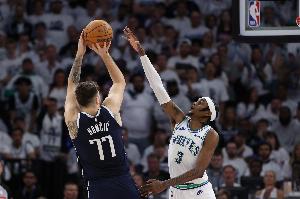 享大福主防SGA的小麦去年西决主防东契奇 2场5犯&场均3.6犯