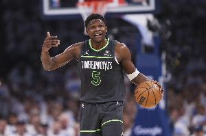 爱德华兹：我每次冲击篮筐 篮下都有四五个人 他们指望我们投不进