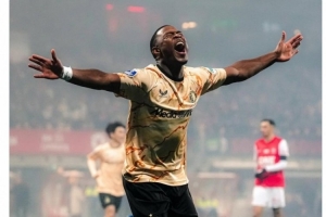 罗马诺：维拉商谈引进费耶诺德18岁前锋雷德蒙德，领跑争夺战