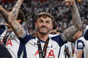 麦迪逊效仿特里换球衣庆祝热刺夺冠：我和队友一样配得上这枚奖牌