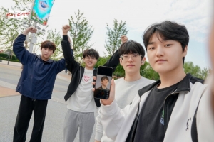 JDG晒照：兄弟们替去理疗的峰峰爽玩一下，一日假期结束