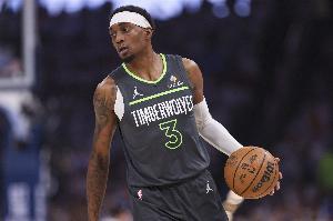 尽力了！麦克丹尼尔斯15中8拿到22分2板3帽