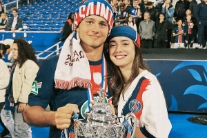 陪你捧杯巴黎夺法国杯，内维斯与19岁女友甜蜜捧杯羡煞旁人