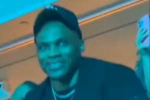 享受休赛期威少现身说唱歌手演唱会 心情不错满脸笑容