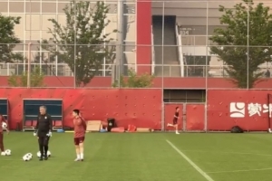 记者：武磊、刘若钒、汪士钦暂未参与国足合练，在另一边进行恢复