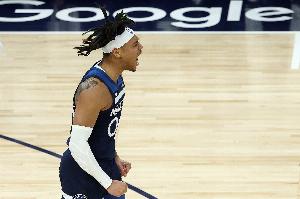 13分钟砍15分！爱德华兹：今晚香农带着一股狠劲 他想要赢回尊重