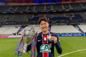 躺一冠！李刚仁法国杯决赛枯坐替补，24岁已随巴黎拿6冠+冲欧冠