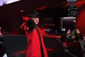 顶级AD的意识！Bang预判Gumayusi开枪庆祝动作举手配合