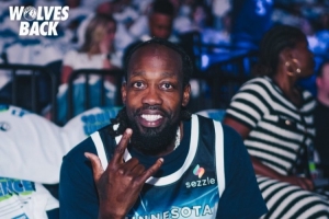 贝弗利身穿华子5号球衣场边助威！森林狼官方：我们贝弗利