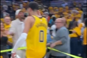 传承哈利伯顿赛后和球队前主控乔治-希尔拥抱致意