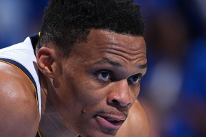 哈利差一板达成！季后赛半场三双仅威少在对阵火箭时做到过