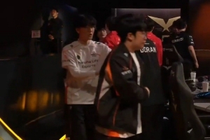 前队友只能鼓励你了Delight Viper Zeka Peanut赛后拍了Doran