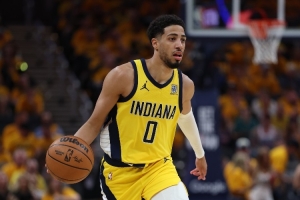 神奇魔法师！哈利季后赛半场至少20分10助5板且0失误 pbp时代首人