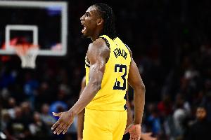 带伤作战！内史密斯半场6中4拿到12分2板1助2断 正负值+18